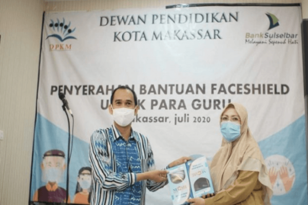 Gandeng Bank Sulselbar, Ketua DPRD Kota Makassar Serahkan Bantuan Face Shield untuk Guru