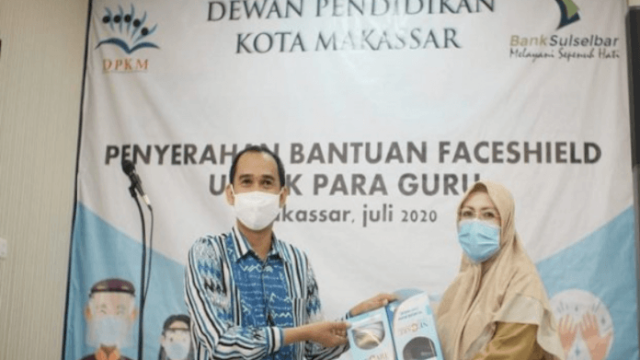 Gandeng Bank Sulselbar, Ketua DPRD Kota Makassar Serahkan Bantuan Face Shield untuk Guru
