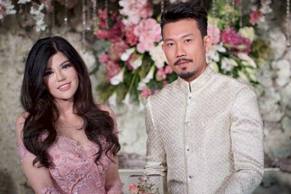 Mantan Kekasih Aktor Denny Sumargo Lelang Kebaya Batik Saat Bertunangan