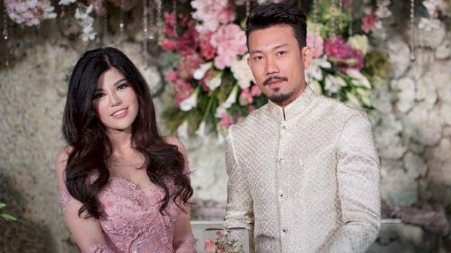 Mantan kekasih aktor Denny Sumargo, Dita Soedardjo lelang kebaya batik saat keduanya bertunangan.