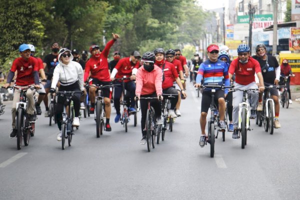 Fatmawati Rusdi Ditemani Rudal-dr Onasis Gowes Keliling Makassar