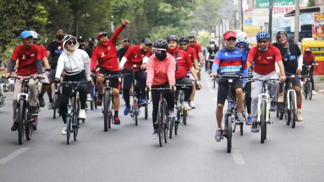 Fatmawati Rusdi Ditemani Rudal-dr Onasis Gowes Keliling Makassar