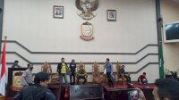 Demo Pagi-pagi, Mahasiswa Acak-acak Ruang Paripurna DPRD Makassar