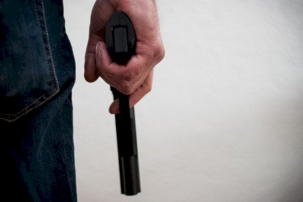 Pengawal Menteri Ini Meninggalkan Pistolnya di Pesawat