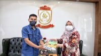 Peduli Anak Pulau Lanjukang, Rossy Timur Serahkan Buku Pelajaran