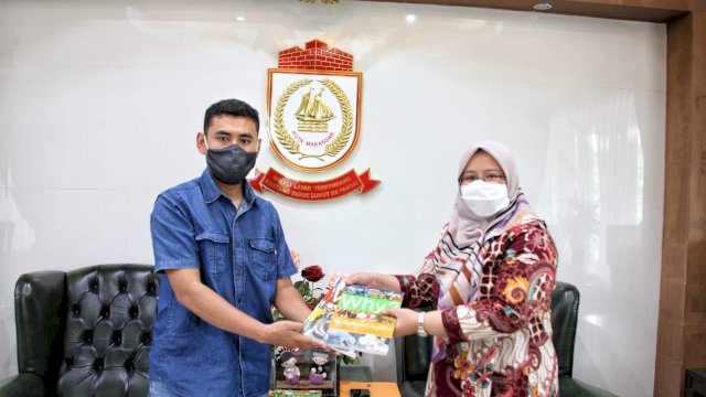 Peduli Anak Pulau Lanjukang, Rossy Timur Serahkan Buku Pelajaran