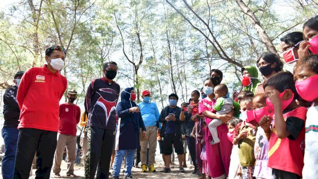 Gubernur Sulsel dan Pj Wali Kota Makassar Bawa Bantuan Ke Pulau Terluar