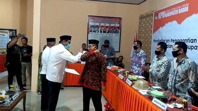 Suardi Saleh-Aska Mappe resmi mendaftarkan ke KPU sebagai bakal calon pasangan bupati dan wakil bupati Barru.