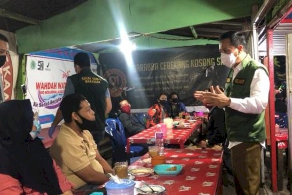 Malam-Malam Temui Warga Berkumpul, Prof Rudy Ingatkan Pakai Masker dan Jaga Jarak