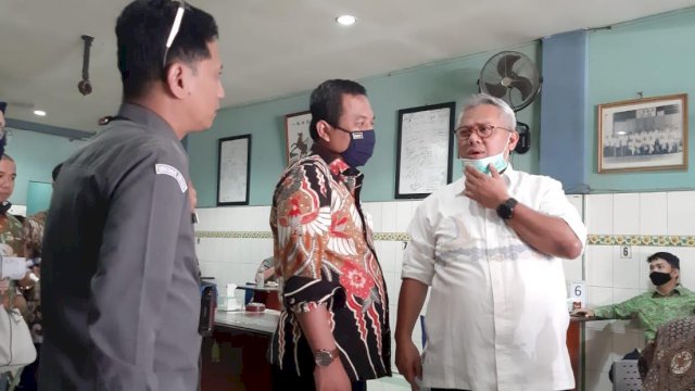 Ketua KPU RI Arief Budiman Positif Covid-19. Ia sempat ke Kampus Unhas dan masuk Warung Kopi.