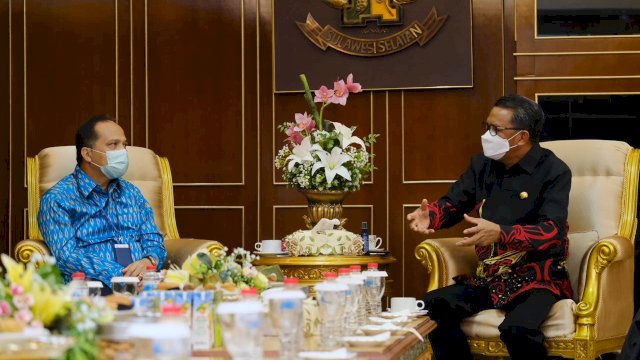 Gubernur Sulsel Nurdin Abdullah bersama General Manager (GM) MOR VII Sulawesi PT Pertamina, Rama Suhut, membahas beasiswa bagi anak-anak yang berasal dari pulau.