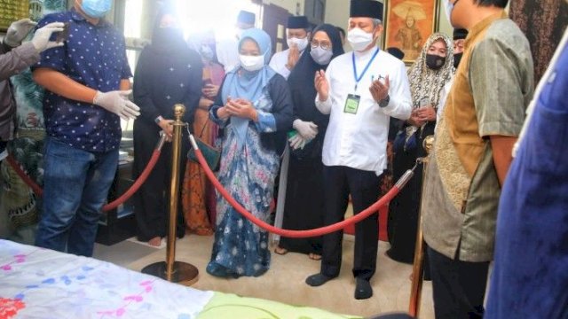 Yusran Jusuf Bersama Istri Melayat ke Rumah Duka H. A. Muallim