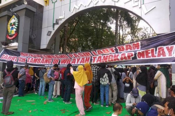 Protes Tambang Pasir Laut, Ratusan Nelayan Kodingareng Seruduk Kantor Gubernur Sulsel