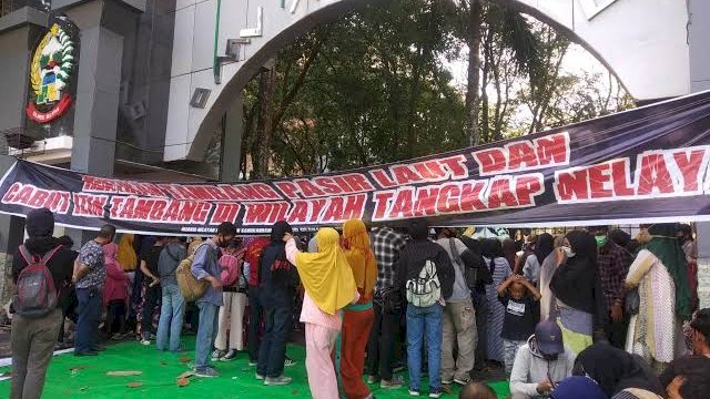 Protes Tambang Pasir Laut, Ratusan Nelayan Kodingareng Seruduk Kantor Gubernur Sulsel