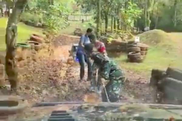 Viral Video TNI Tarik Mobil Mogok,  Warga Sipil Asyik Tertawa