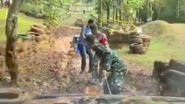 Viral Video TNI Tarik Mobil Mogok, Warga Sipil Asyik Tertawa