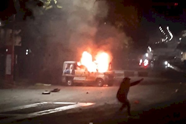 Diduga Disusupi, Pendemo Tolak Omnibus Law Bakar Ambulance NasDem Makassar