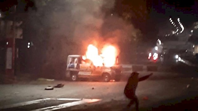 Diduga Disusupi, Pendemo Tolak Omnibus Law Bakar Ambulance NasDem Makassar