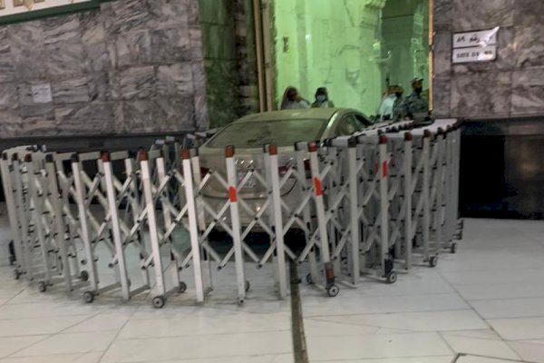 VIDEO Lengkap saat Mobil Tabrak Pintu Masjidil Haram