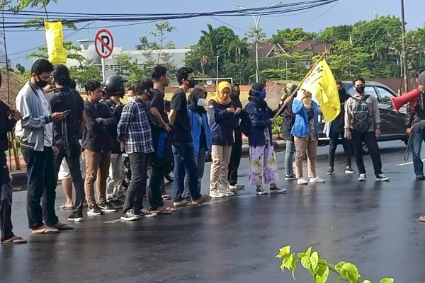 Sinergi Polres, TNI hingga Satpol PP Kawal Demo Tolak Omnibus Law di DPRD Gowa
