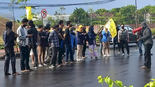 Sinergi Polres, TNI hingga Satpol PP Kawal Demo Tolak Omnibus Law di DPRD Gowa