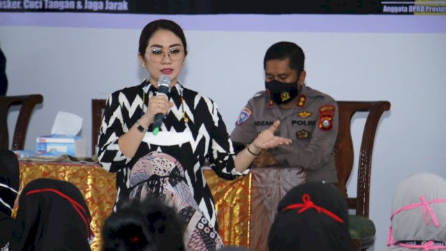 Anggota DPRD Sulsel dari Fraksi Golkar, Debbie Purnama Rusdin lakukan reses dengan warga Kecamatan Mamajang, Sabtu (31/10/2020)