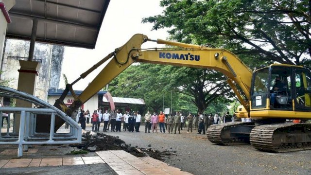 Gubernur Nurdin Pimpin Pembongkaran Stadion Mattoanging