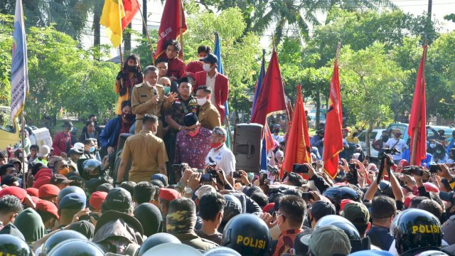 Gubernur Sulsel Nurdin Abdullah temui pendemo UU Cipta Kerja