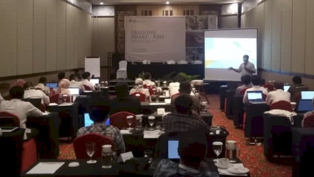 Suasana pelatihan mengenai Spatial Monitoring and Reporting Tool (SMART)