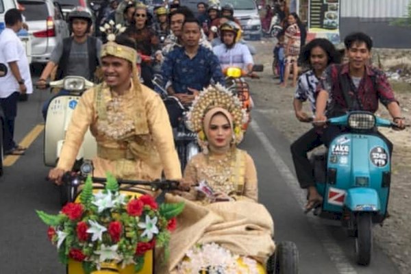 Usai Ijab Kabul, Pria Jeneponto Bonceng Istri Naik Vespa Kuning