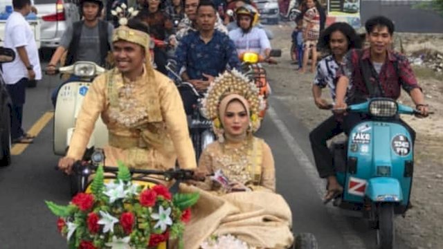 Usai ijab kabul, pengantin pria bonceng istri naik vespa di Jeneponto