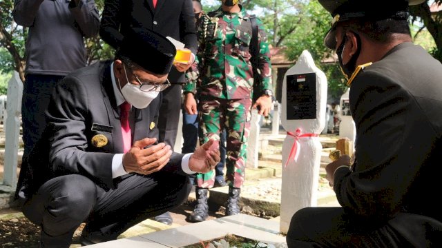 Gubernur Sulsel Nurdin Abdullah melakukan penaburan bunga di makam Pahlawan asal Sulsel. 