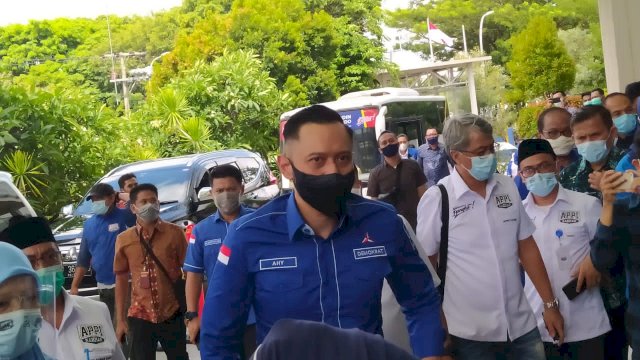 Ketua Umum Partai Demokrat Agus Harimurti Yudhoyono tiba di Makassar.