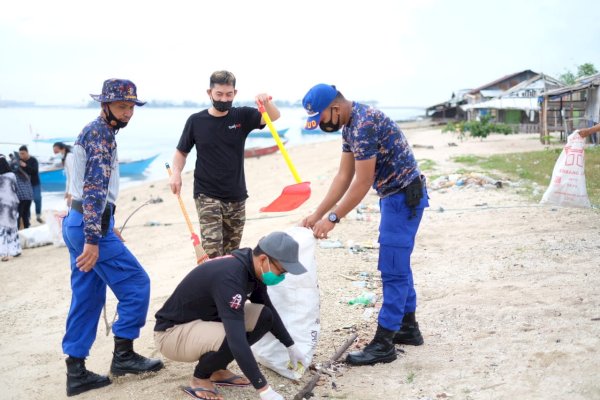 Dit Polairud Polda Sulsel dengan MCC Bersih-bersih Pantai