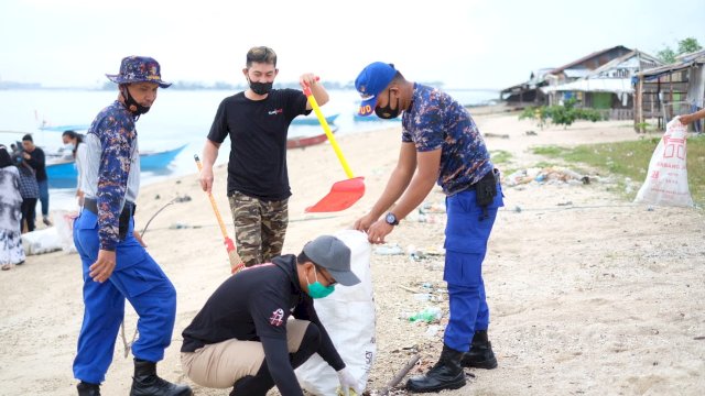 Dit Polairud Polda Sulsel bersama Makassar Cycling Club (MCC) bersih-bersih pantai