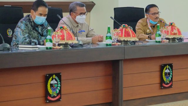 Gubernur Sulsel Nurdin Abdullah rapat bersama koorsupgah KPK. 