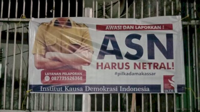 Salah satu spanduk meminta ASN di Makassar harus netral