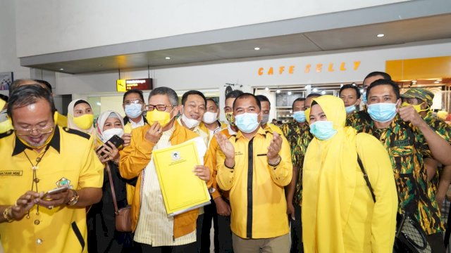 Ketua DPD I Golkar Sulsel Taufan Pawe dijemput oleh anggota Fraksi serta para kader