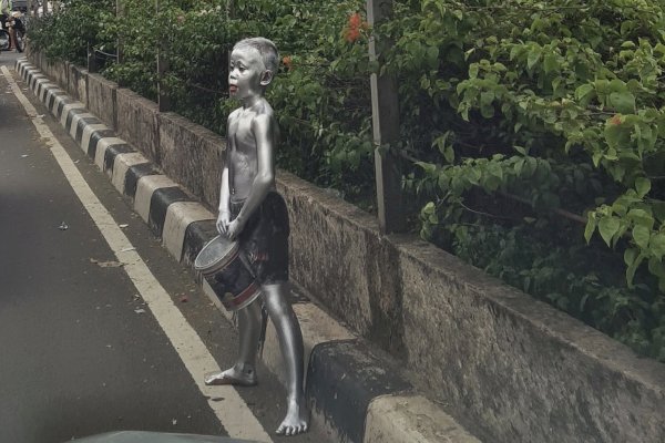 Lihat ‘Manusia Silver’ di Pinggir Jalan, Teddy Gusnaidi Cari Kemensos dan Komnas Anak