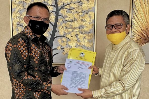 Sah! Taufan Pawe Terima SK Kepengurusan Golkar Sulsel dari Airlangga