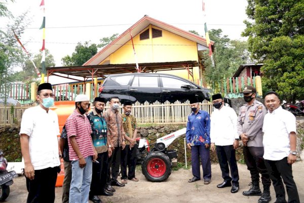 Berikan Bantuan Alsintan, Bupati Ilham Azikin: Kita Tetap Produktif di Masa Pandemi