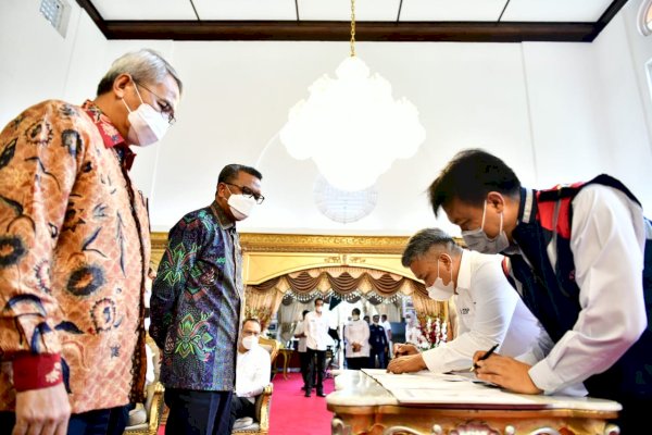 Disaksikan Gubernur Nurdin, Perseroda-PT Waskita Tandatangani Kontrak Kerja Twin Tower