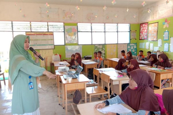 English Learning Express, Cara Dosen Bahasa Inggris Unismuh Makassar Ini Mengabdi ke Masyarakat
