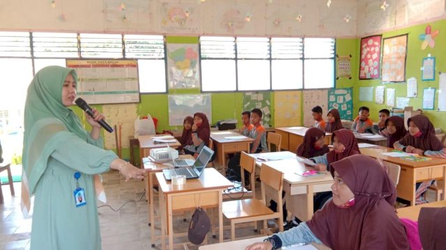 English Learning Express, Cara Dosen Bahasa Inggris Unismuh Makassar Ini Mengabdi ke Masyarakat