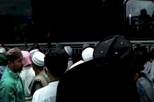 Rumah Mahfud Md di Pamekasan Madura Digeruduk Massa Berpakaian Busana Muslim