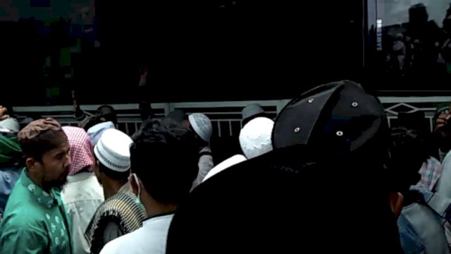 Massa yang mendatangi rumah Mahfud Md di Madura