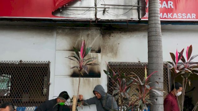Pos polisi di Makassar yang dilempari bom molotov