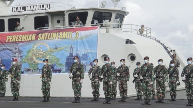 Panglima Komando Lintas Laut Militer (Kolinlamil) Laksda TNI Irwan Achmadi meresmikan berdirinya Satuan Lintas Laut Militer (Satlinlamil) III Makassar di Dermaga Lantamal VI, Makassar.