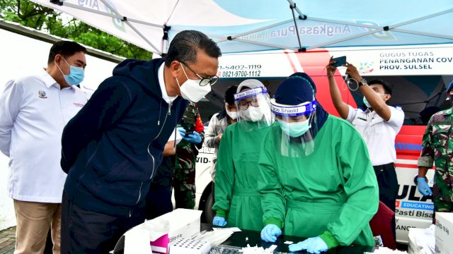 Gubernur Nurdin Tinjau Layanan Gratis Tes Antigen di Bandara Sultan Hasanuddin