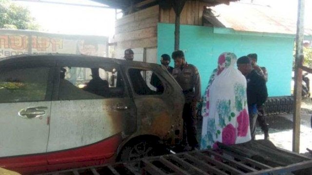 Mobil pendukung Indah-Suaib yang dibakar di Luwu Utara (ist)